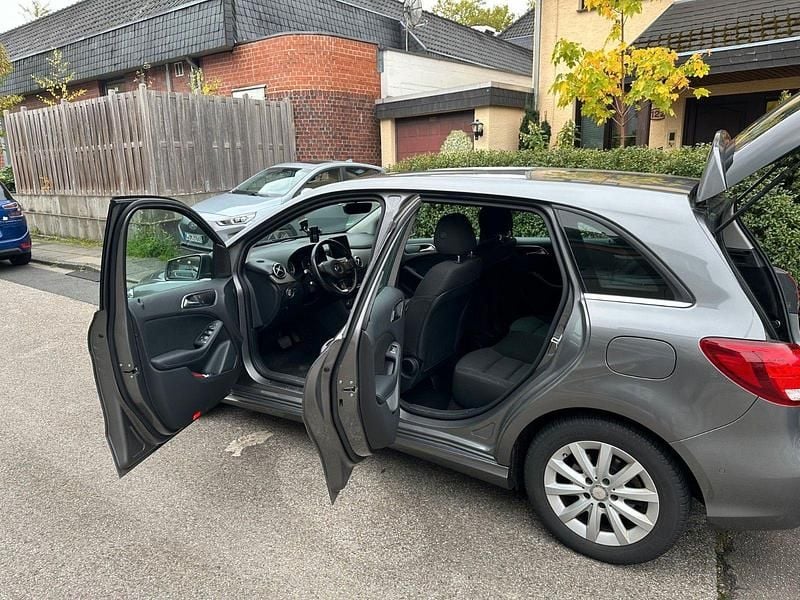 Grau Gebraucht 2016 Mercedes B180 Van / Kleinbus | 12.000 € (Superpreis) - Bild 1/4