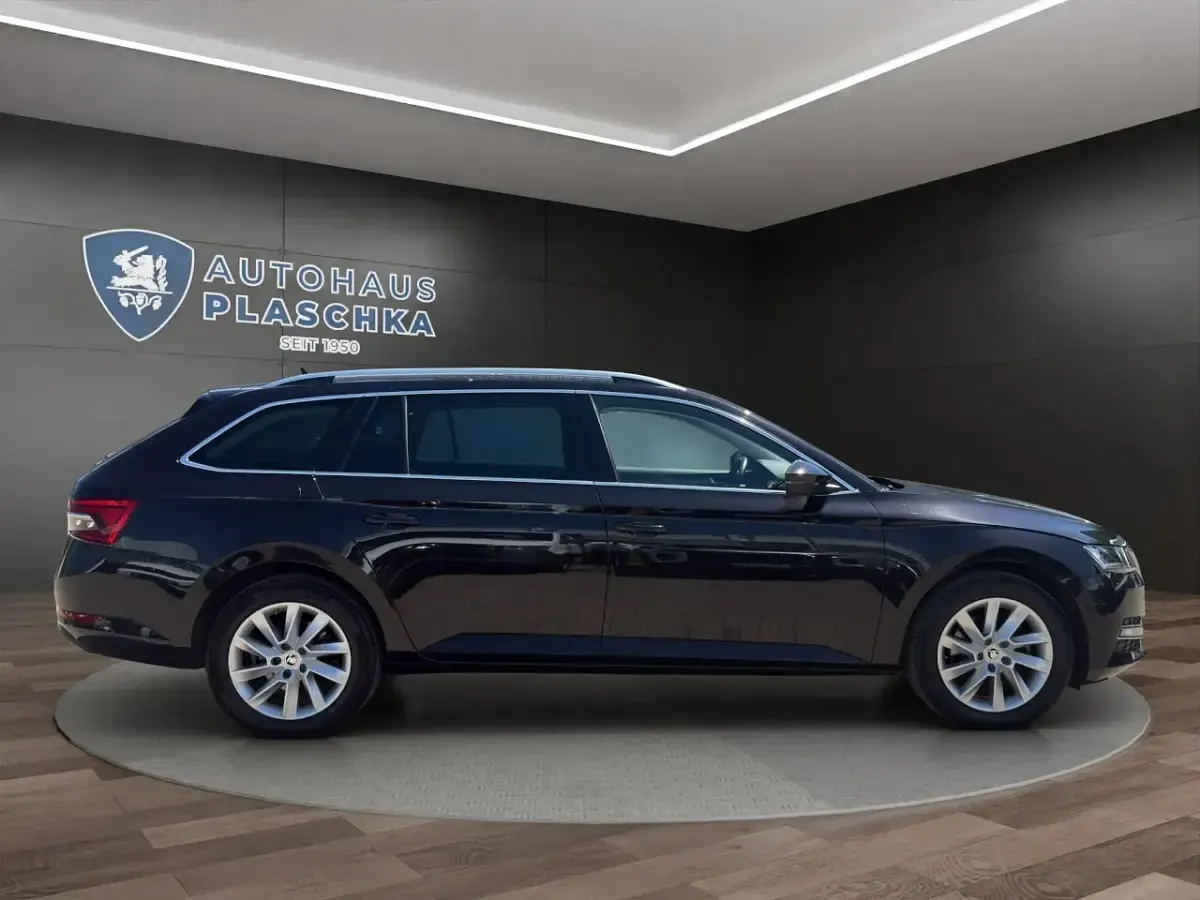 Gebraucht Skoda Superb Style 150 PS (110 kW) 2024 Schwarzmagic perleffekt Kombi