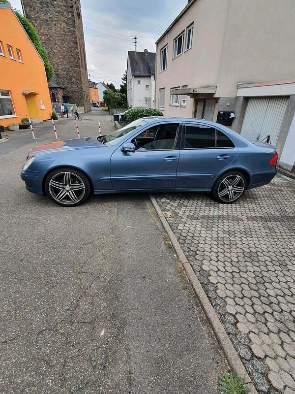 Gebraucht Mercedes E200 189 PS (139 kW) 2007 Blau Limousine