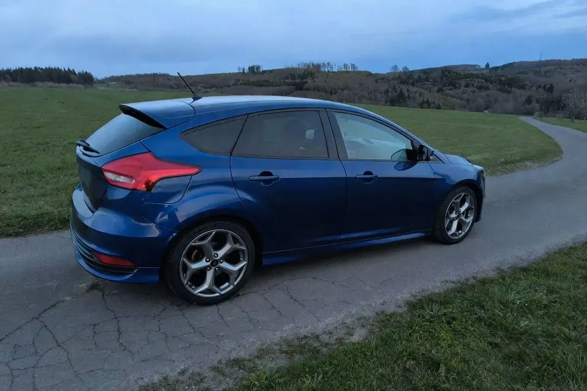 Używany Ford Focus ST 250 KM (183 kW) 2018 Niebieski Sedan/Limuzyna