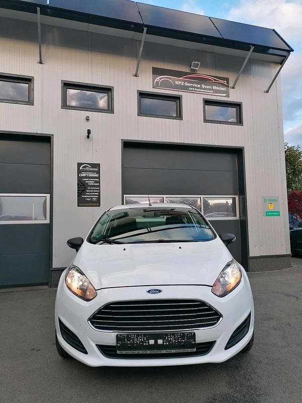 Gebraucht Ford Fiesta 60 PS (44 kW) 2015 Weiß Kleinwagen