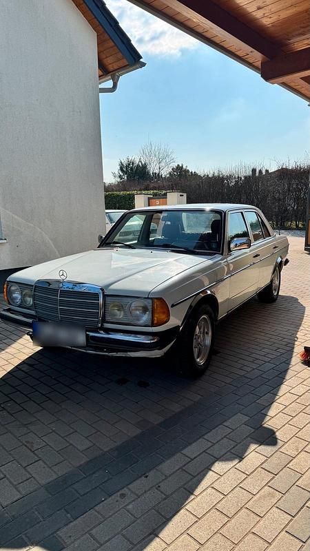 Gebraucht Mercedes E300 90 PS (66 kW) 1979 Weiß Limousine