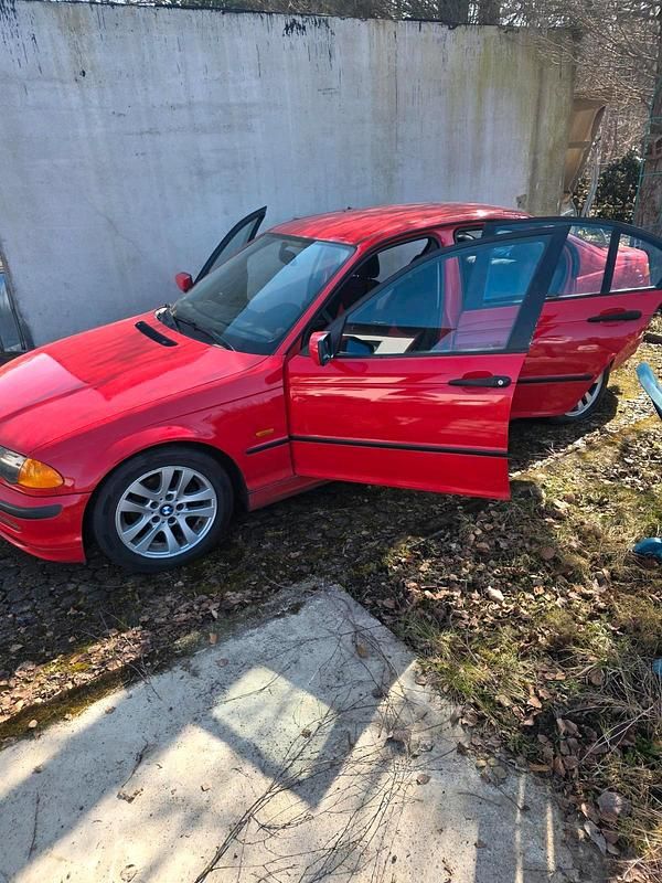 Gebraucht BMW 318 120 PS (88 kW) 1997 Rot Limousine