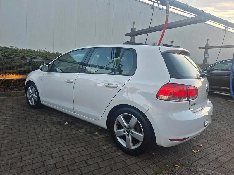 Weiß Gebraucht 2011 VW Golf VI Edition Kleinwagen | 4.500 € (Guter Preis) - Bild 1/4