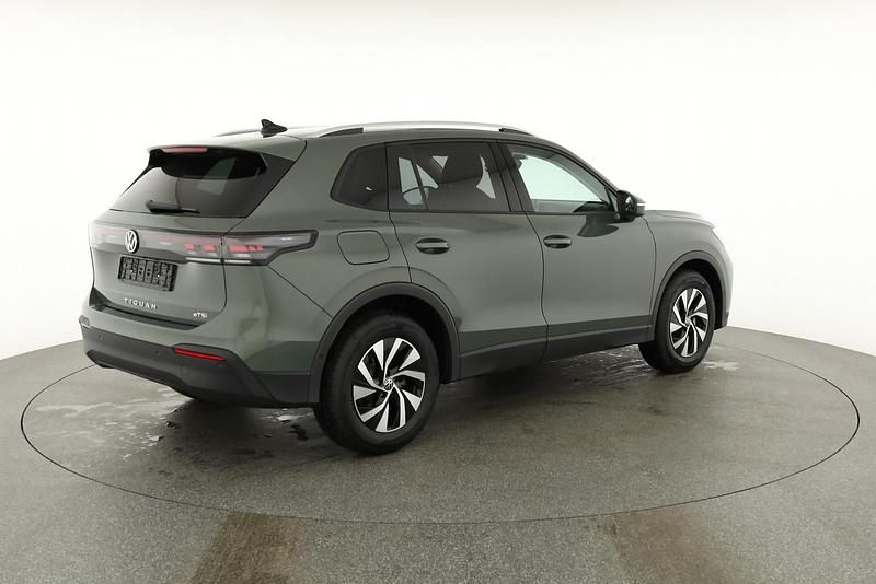 Neu VW Tiguan Life 2025 Cipressinogrün metallic SUV