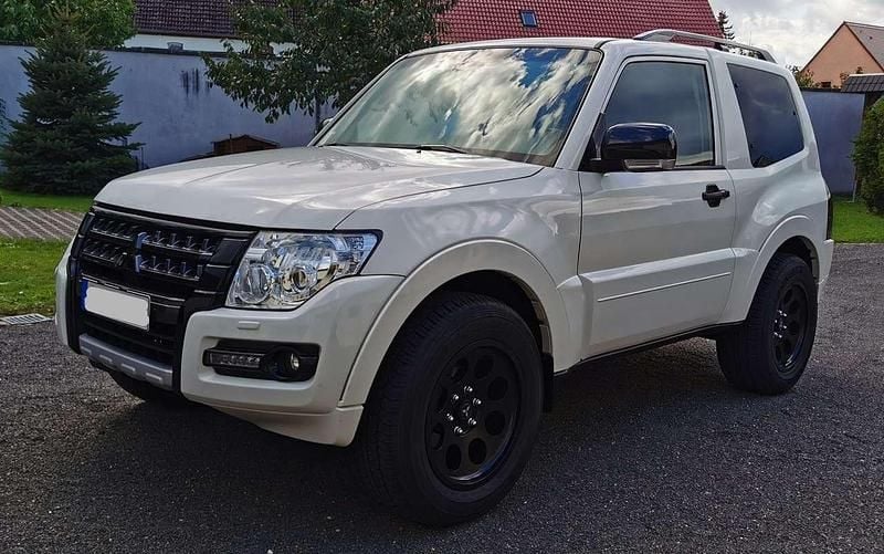 Weiß Gebraucht 2017 Mitsubishi Pajero Top SUV | 35.900 € (Fairer Preis) - Bild 1/4