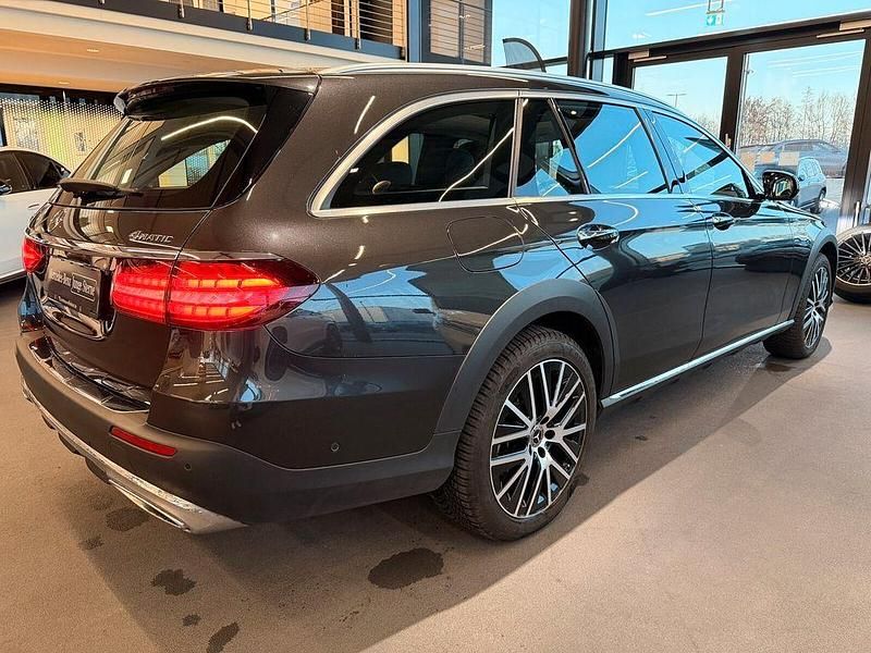 Gebraucht Mercedes E400 Avantgarde 330 PS (242 kW) 2022 Grau Limousine