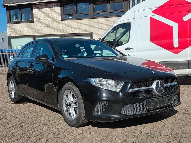 Schwarz Gebraucht 2019 Mercedes A180 Limousine | 12.490 € (Fairer Preis) - Bild 1/4