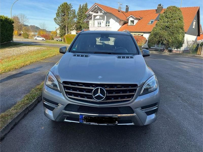 Grau Gebraucht 2012 Mercedes ML350 Edition 1 SUV | 15.900 € (Etwas zu teuer) - Bild 1/4