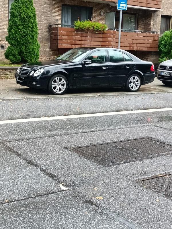 Schwarz Gebraucht 2006 Mercedes E220 Limousine | 2.999 € (Fairer Preis) - Bild 1/4