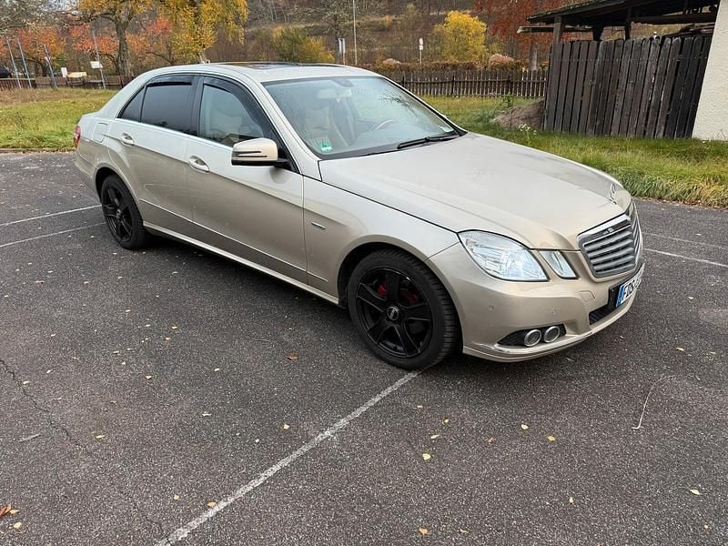Gebraucht Mercedes E200 136 PS (100 kW) 2010 Andere farben Limousine
