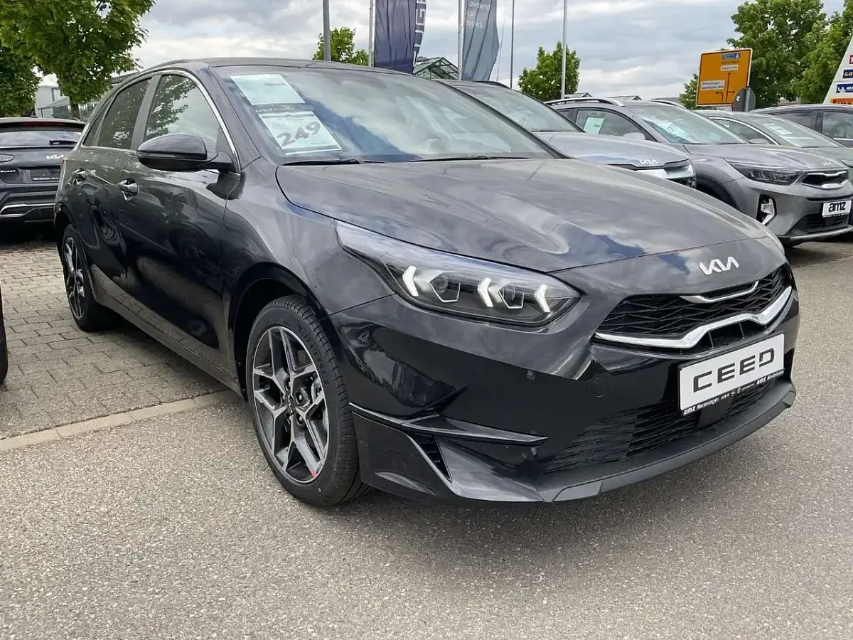 Neu Kia Ceed GT GT-Line 140 PS (102 kW) 2026 Schwarz Limousine
