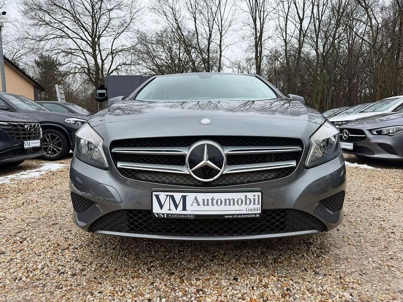 Gebraucht Mercedes A180 122 PS (89 kW) 2015 Grau Limousine