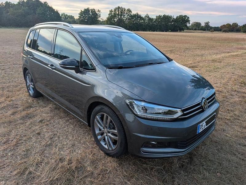 Grau Gebraucht 2018 VW Touran IQ Drive Van / Kleinbus | 22.999 € (Guter Preis) - Bild 1/4
