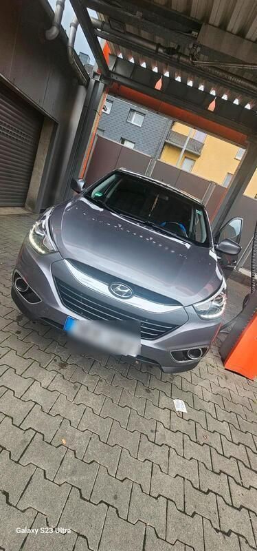 Grau Gebraucht 2015 Hyundai ix35 SUV | 11.000 € (Etwas zu teuer) - Bild 1/4