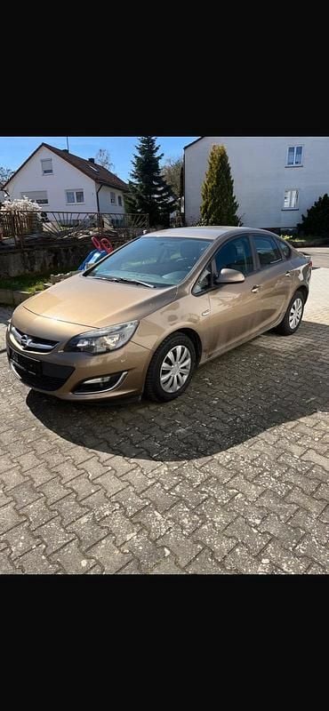 Gebraucht Opel Astra Edition 140 PS (102 kW) 2013 Gold Limousine