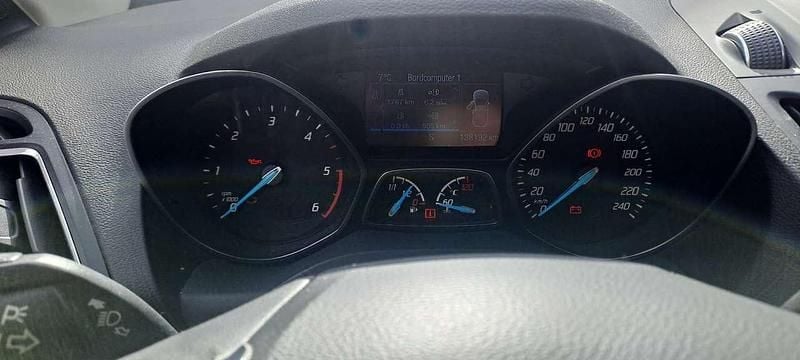 Gebraucht Ford Kuga 150 PS (110 kW) 2016 Rot SUV