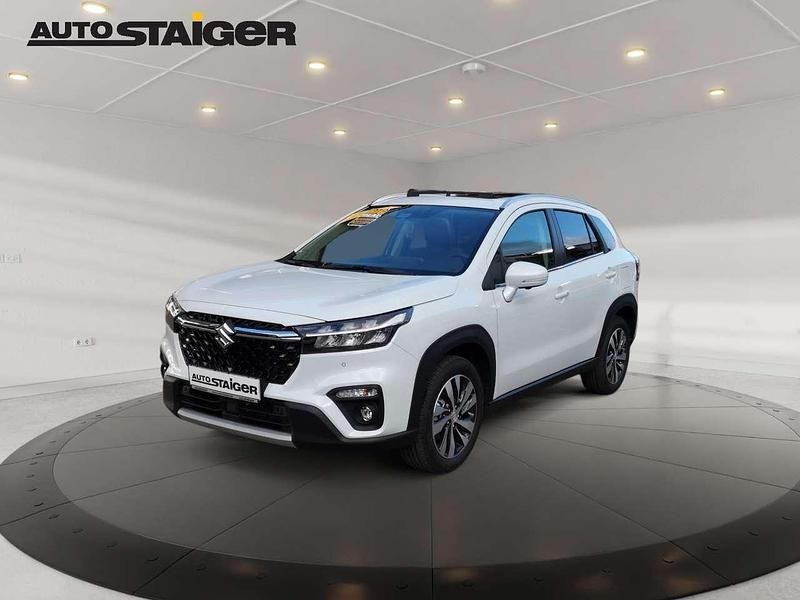 Cool white pearl metallic Neu 2024 Suzuki SX4 S-Cross Comfort+ SUV | 25.990 € (Superpreis) - Bild 1/4