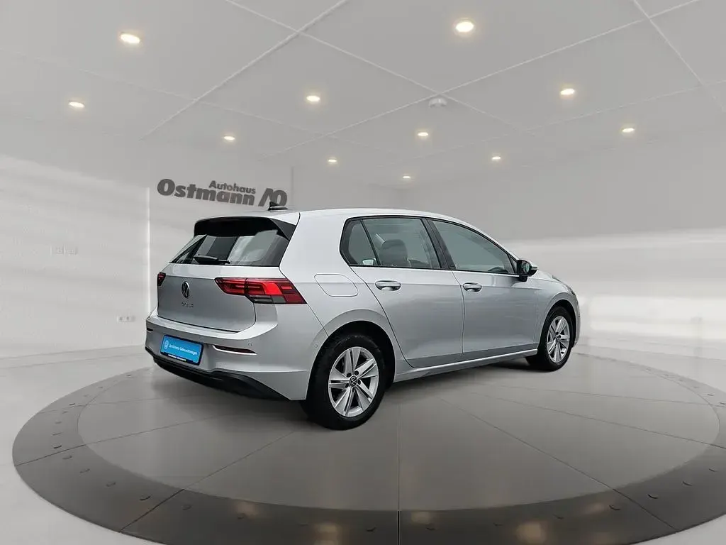 Gebraucht VW Golf VIII Life 131 PS (96 kW) 2023 Reflexsilber metallic Limousine