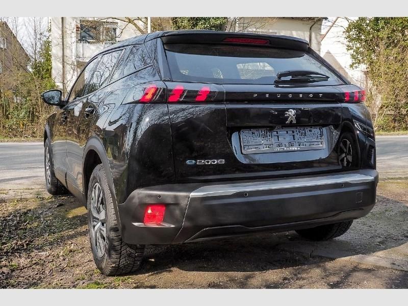 Gebraucht Peugeot e-2008 Active 100 kW (136 PS) 2023 Schwarz SUV