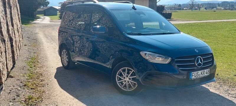 Blau Gebraucht 2023 Mercedes T180 Van / Kleinbus | 23.500 € (Superpreis) - Bild 1/4