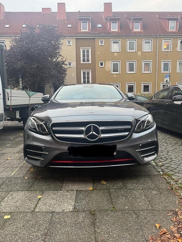 Silber Gebraucht 2017 Mercedes E200 AMG Limousine | 28.790 € (Fairer Preis) - Bild 1/4
