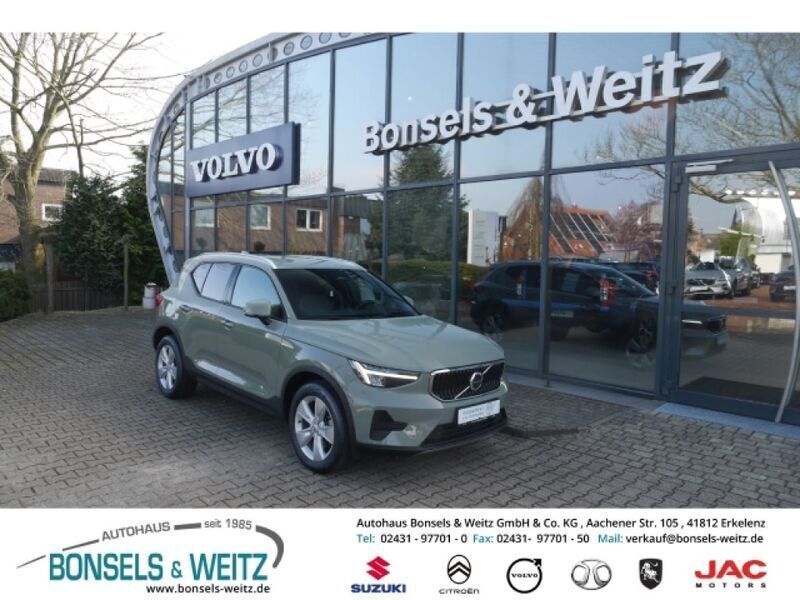Sage green / metallic (metallic) Gebraucht 2024 Volvo XC40 Core SUV | 36.950 € (Fairer Preis) - Bild 1/4
