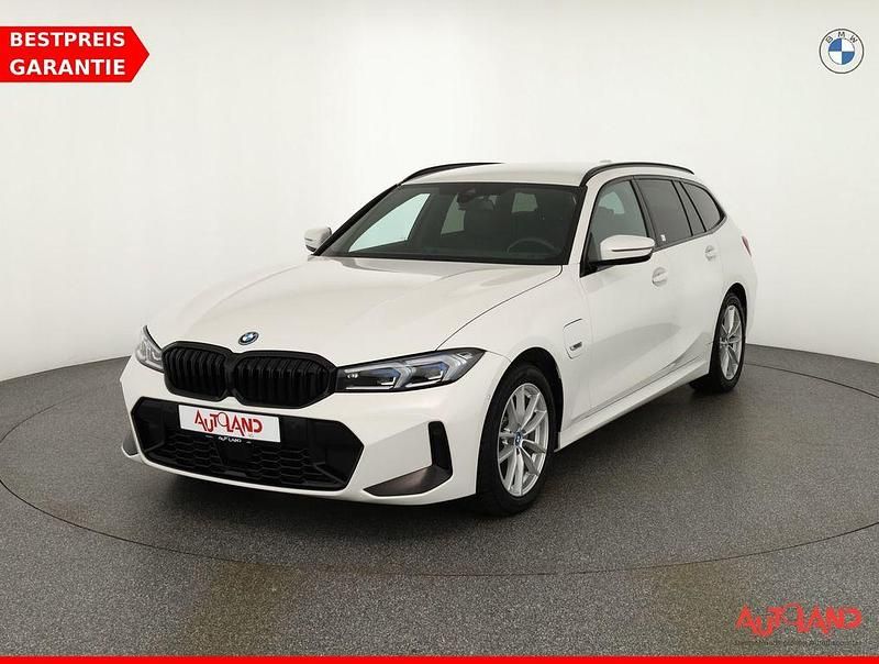 Weiß Gebraucht 2022 BMW 330e M Sport Kombi | 33.890 € (Fairer Preis) - Bild 1/4