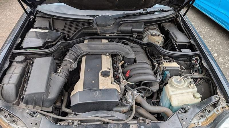 Gebraucht Mercedes E320 220 PS (161 kW) 1995 Blau Limousine