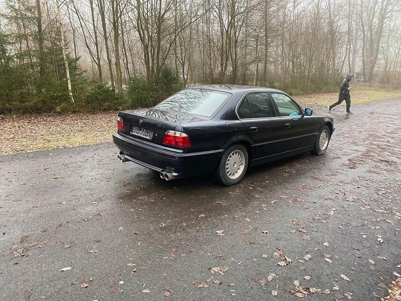 Blau Gebraucht 1997 BMW 750 Limousine | 13.495 € - Bild 1/4