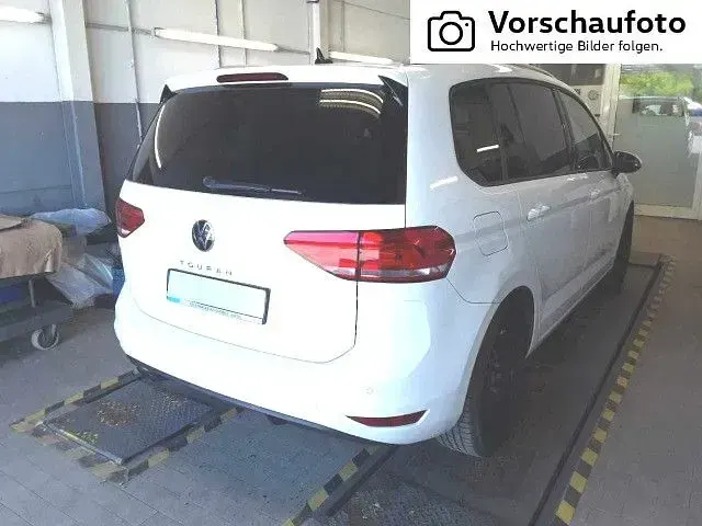 Gebraucht VW Touran Active 150 PS (110 kW) 2023 Weiß Van / Kleinbus