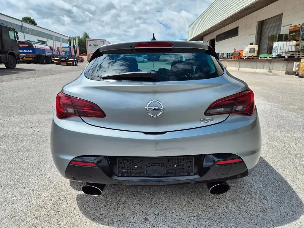 Gebraucht Opel Astra GTC Edition 179 PS (131 kW) 2012 Silber Coupé