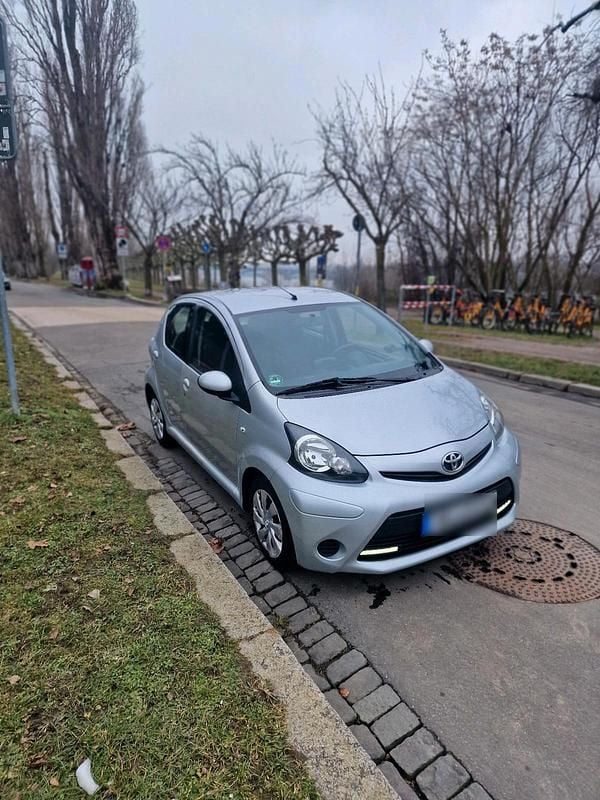Gebraucht Toyota Aygo 68 PS (50 kW) 2013 Grau Kleinwagen