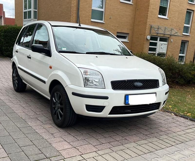 Weiß Gebraucht 2005 Ford Fusion Ambiente Limousine | 2.650 € (Fairer Preis) - Bild 1/4