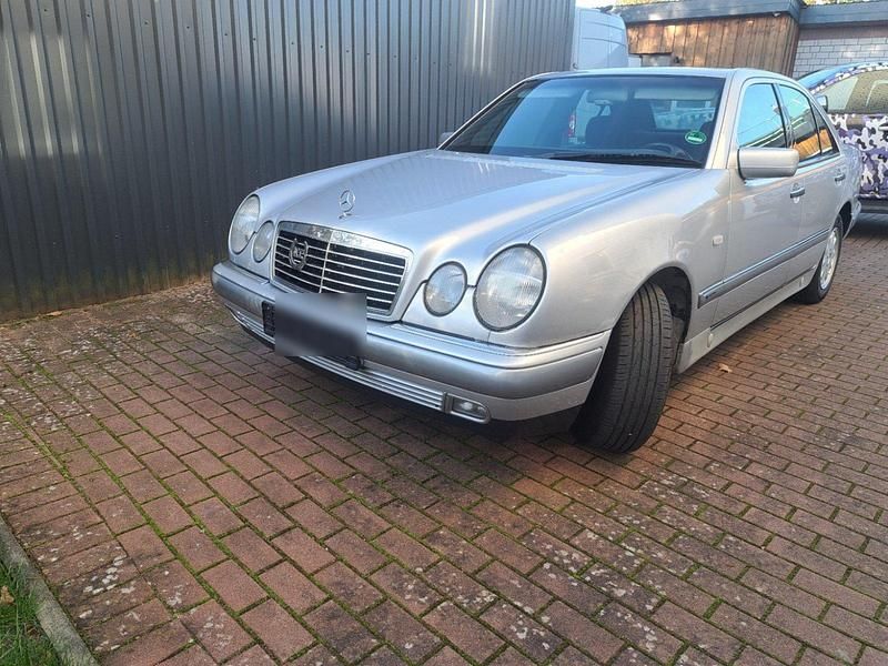 Silber Gebraucht 1996 Mercedes E200 Limousine | 2.999 € (Fairer Preis) - Bild 1/4