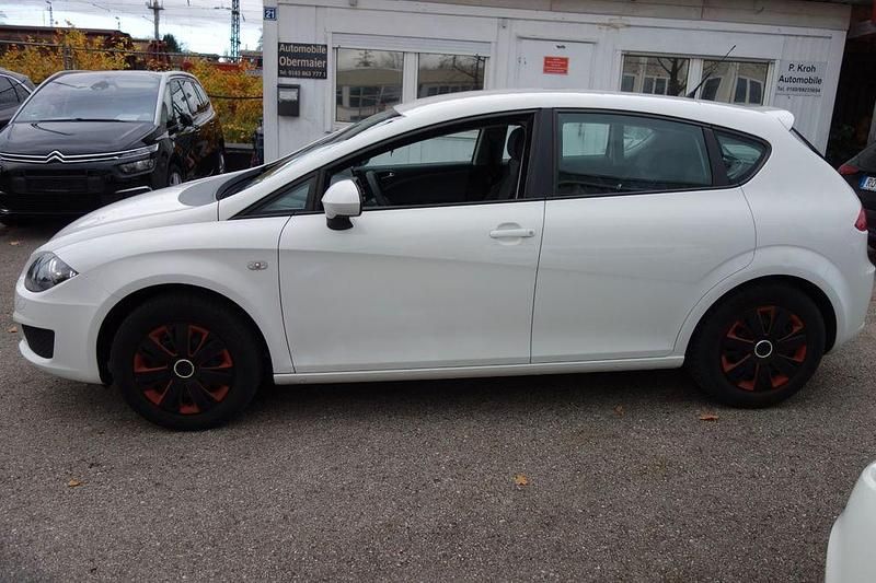 Weiß Gebraucht 2009 Seat Leon Reference Limousine | 2.377 € (Guter Preis) - Bild 1/4