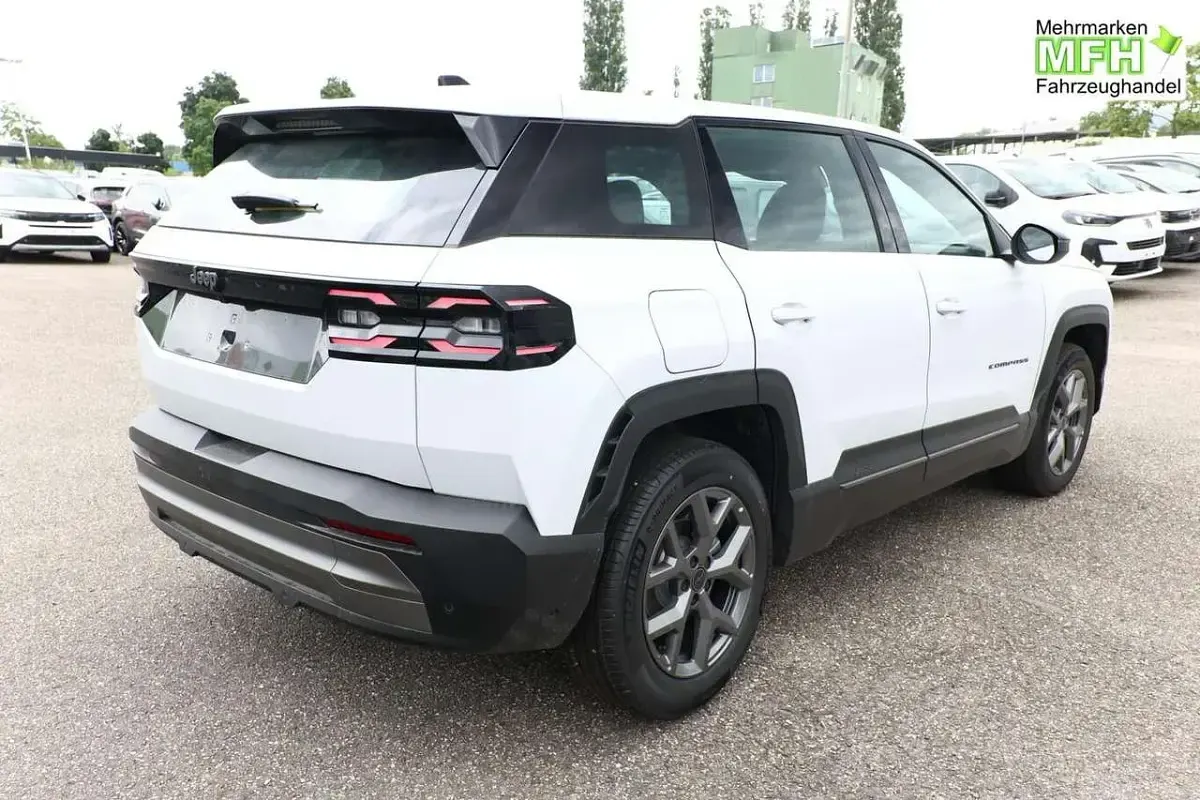 Neu Jeep Compass Altitude 136 PS (100 kW) 2026 Antarctica white metallic SUV