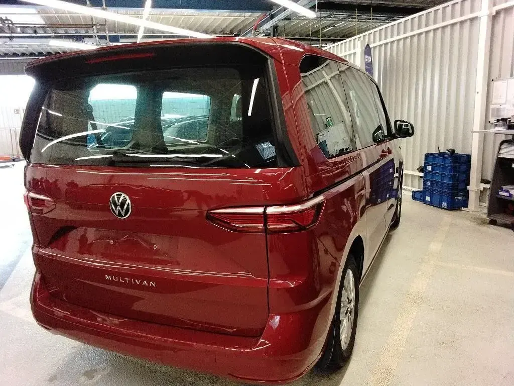 Gebraucht VW Multivan Basis 204 PS (150 kW) 2024 Rot Van / Kleinbus