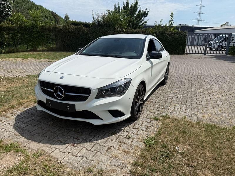 Weiß Gebraucht 2013 Mercedes CLA200 AMG line Coupé | 11.800 € (Superpreis) - Bild 1/4