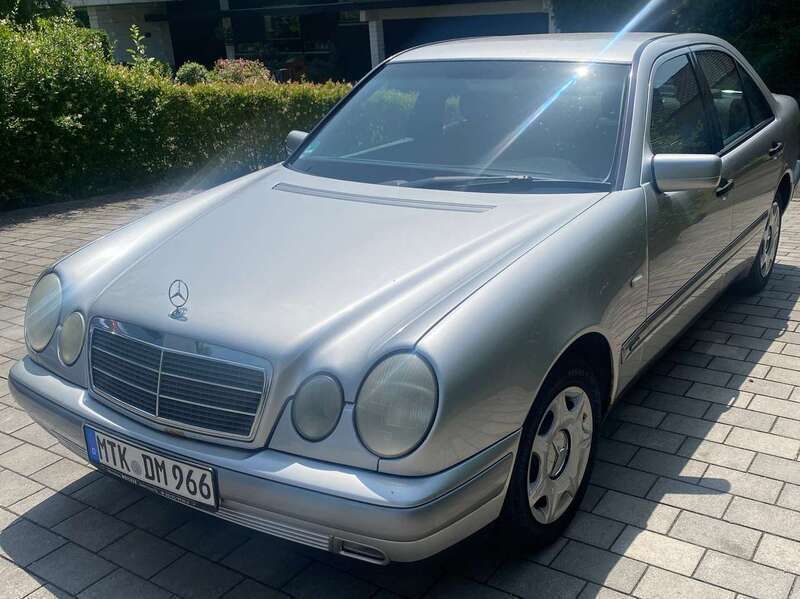 Silber Gebraucht 1999 Mercedes E200 Classic Limousine | 2.000 € (Fairer Preis) - Bild 1/4