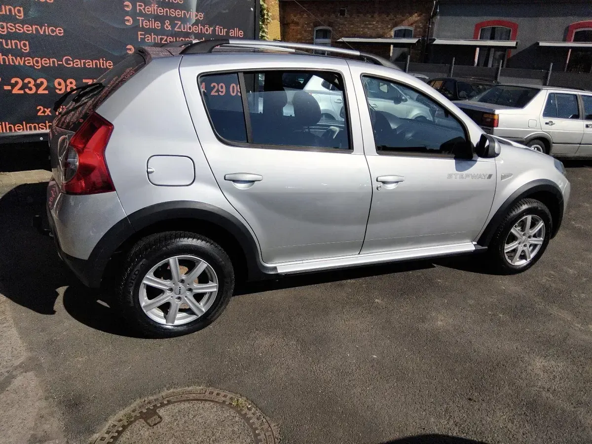 Używany Dacia Sandero 84 KM (61 kW) 2012 Srebrny Sedan/Limuzyna
