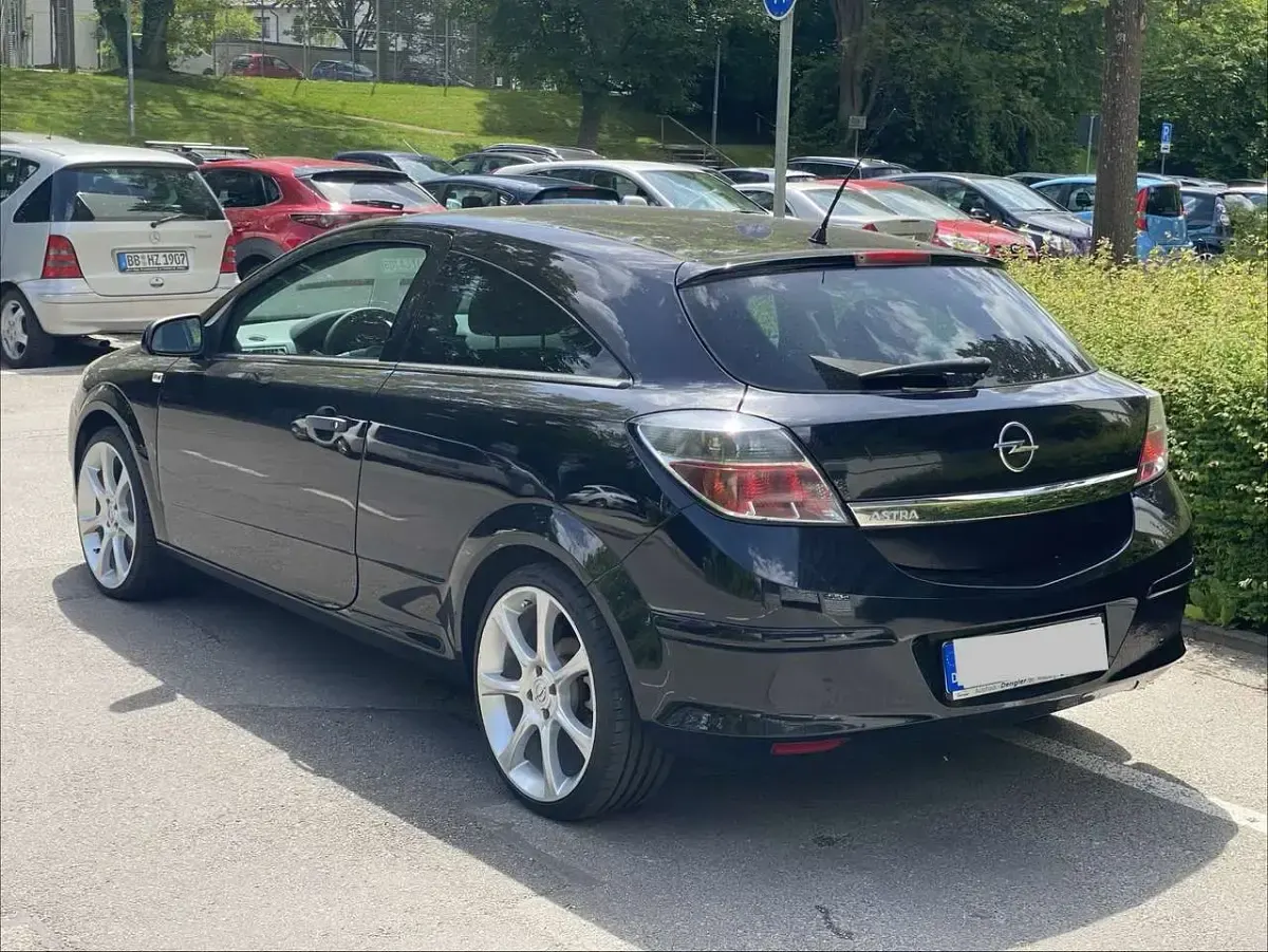 Używany Opel Astra Selection 90 KM (66 kW) 2009 Czarny Coupe