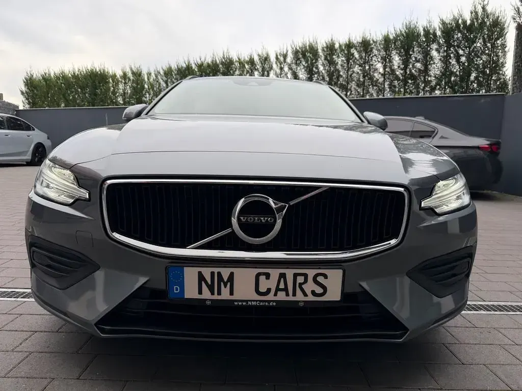 Gebraucht Volvo V60 Momentum 197 PS (144 kW) 2021 Grau Kombi
