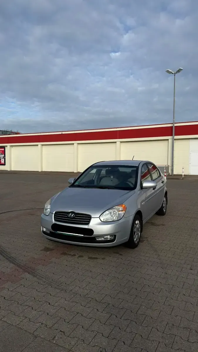 Gebraucht Hyundai Accent 97 PS (71 kW) 2008 Silber Limousine