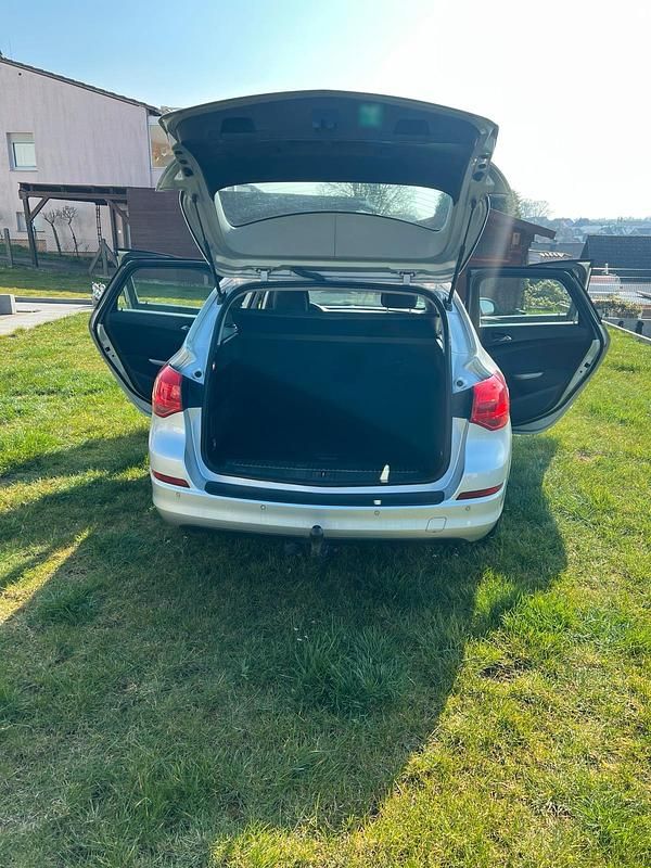 Gebraucht Opel Astra 110 PS (80 kW) 2010 Silber Kombi