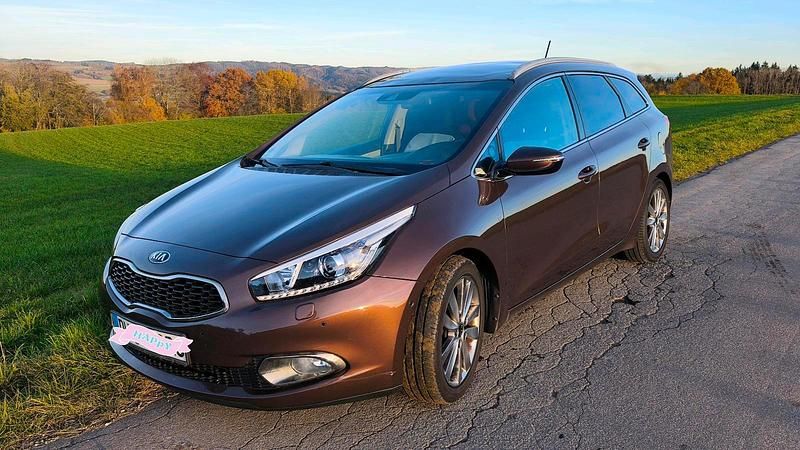 Braun Gebraucht 2012 Kia Ceed Sportswagon Kombi | 4.900 € (Superpreis) - Bild 1/4
