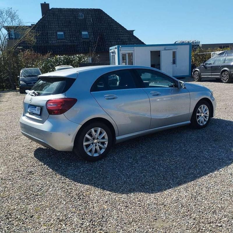 Gebraucht Mercedes A180 122 PS (89 kW) 2015 Silber Limousine