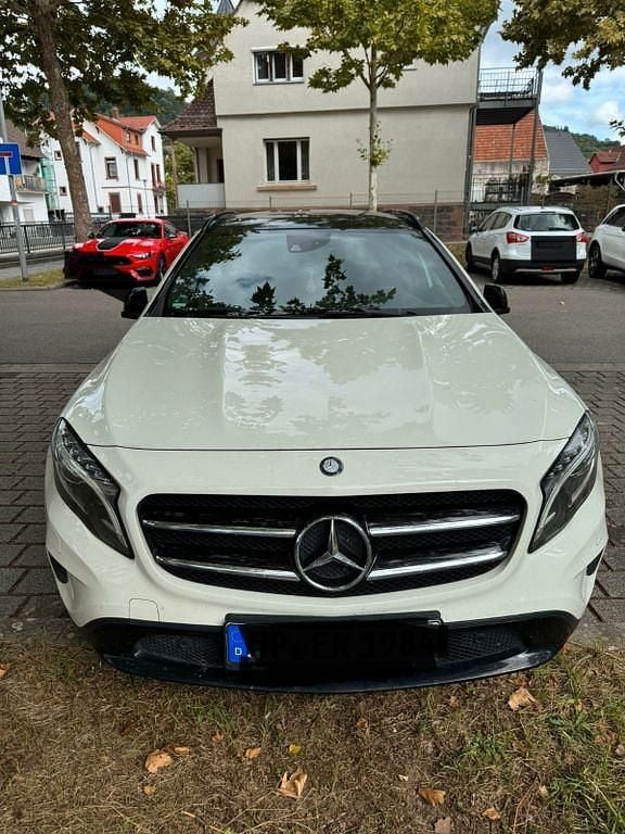 Weiß Gebraucht 2014 Mercedes GLA220 Style SUV | 12.800 € (Fairer Preis) - Bild 1/4