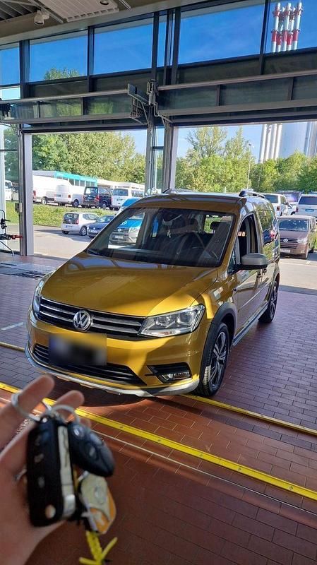 Second-hand VW Caddy Beach 150 CP (110 kW) 2018 Auriu Monovolum