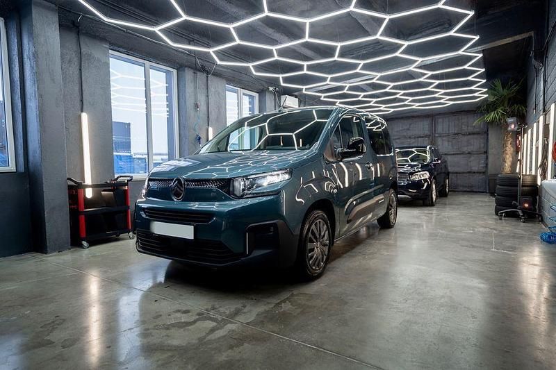 Blau Gebraucht 2024 Citroën Berlingo Feel Van / Kleinbus | 20.500 € (Guter Preis) - Bild 1/4